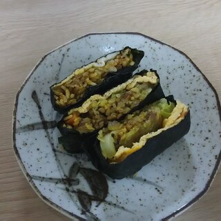 薄卵焼きいりカレーピラフのおにぎらず